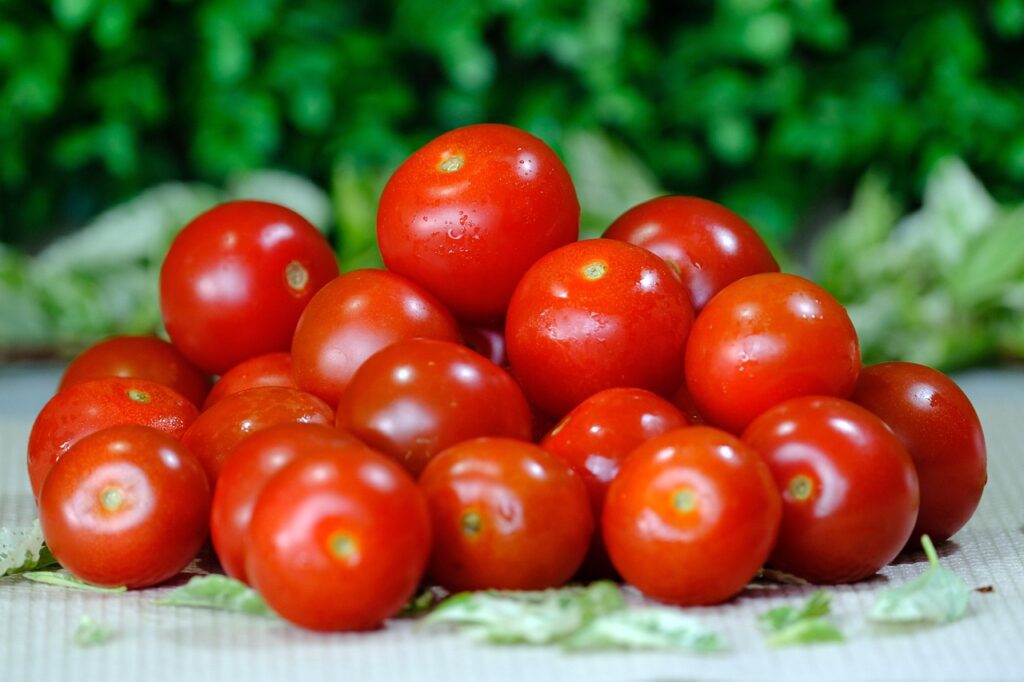 Cherry tomatoes on a cutting board - low-calorie superfood