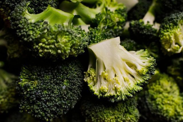 Broccoli on a plate - fiber-rich superfood for weight loss